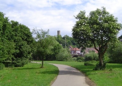 Nach dem Start gehts entlang der Jagst Richtung Brücke mit Blick auf die Burgruine