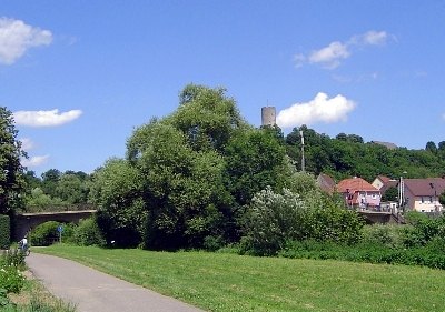 Die Laufstrecke geht unter der Jagstbrücke hindurch Die Laufstrecke geht unter der Jagstbrücke hindurch